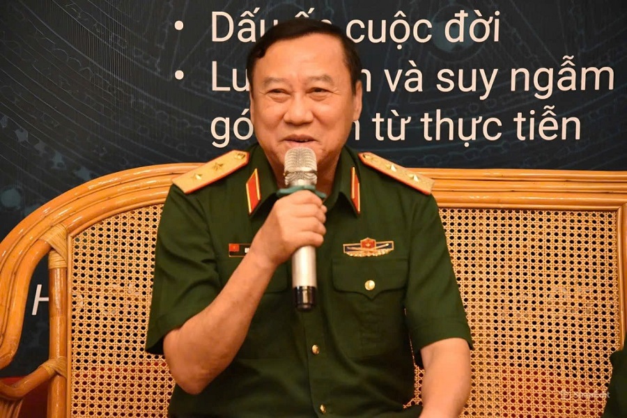 Trung tướng Nguyễn Đức Hải chia sẻ về tập truyện ký “Phong ba biển tình”. Trung tướng Nguyễn Đức Hải chia sẻ về tập truyện ký “Phong ba biển tình”.