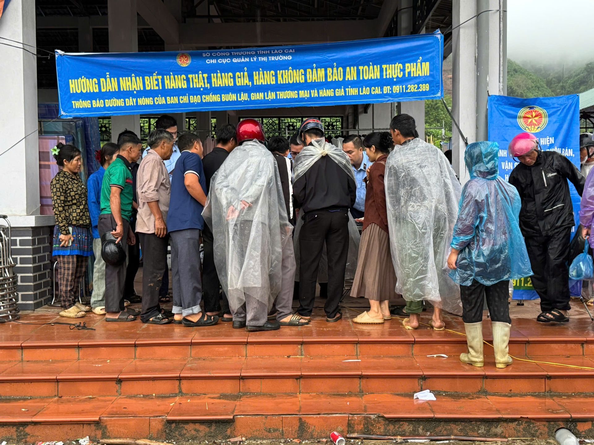 tuy&ecirc;n truyền, phổ biến ph&aacute;p luật cho tiểu thương, hộ kinh doanh v&agrave; người d&acirc;n tại chợ phi&ecirc;n Vĩnh Y&ecirc;n, x&atilde; Nghĩa Đ&ocirc;