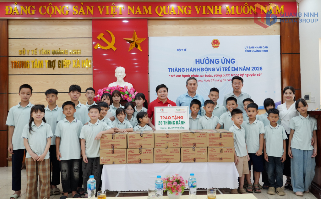 Lãnh đạo Hội Chữ thập đỏ tỉnh Quảng Ninh trao tặng quà cho các em học sinh tại Trung tâm Trợ giúp xã hội tỉnh nhân ngày Quốc tế Thiếu nhi 1/6 Lãnh đạo Hội Chữ thập đỏ tỉnh Quảng Ninh trao tặng quà cho các em học sinh tại Trung tâm Trợ giúp xã hội tỉnh nhân ngày Quốc tế Thiếu nhi 1/6
