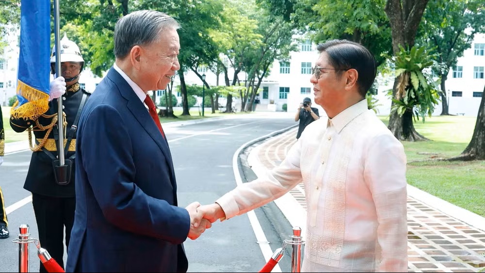 Tổng thống Philippines Ferdinand Romualdez Marcos Jr. đón Tổng Bí thư, Chủ tịch nước Tô Lâm. (Ảnh: TTXVN) Tổng thống Philippines Ferdinand Romualdez Marcos Jr. đón Tổng Bí thư, Chủ tịch nước Tô Lâm. (Ảnh: TTXVN)