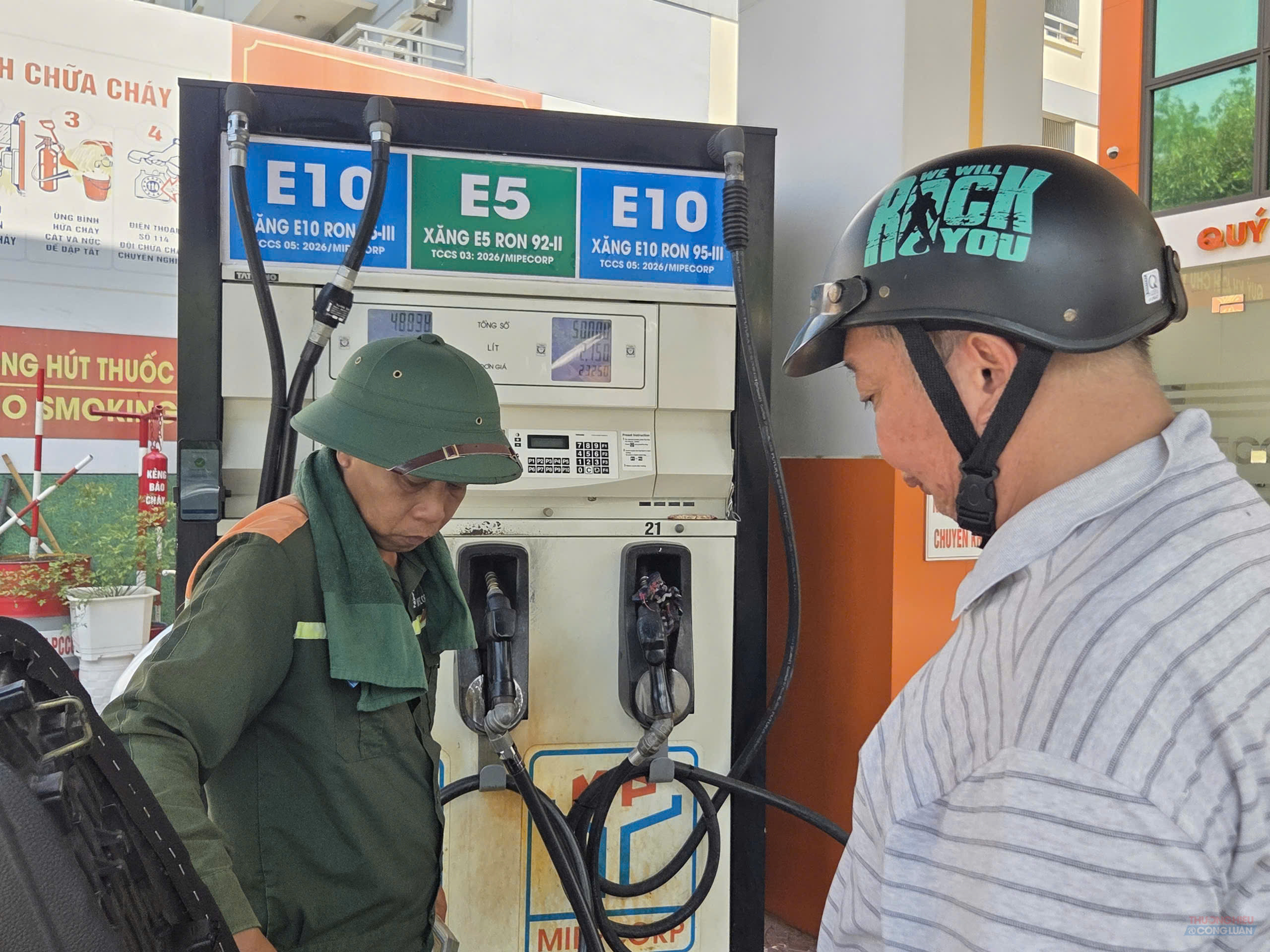 Người dân đổ xăng E10 tại Cửa hàng xăng dầu số 8, Tổng công ty Xăng dầu Quân đội (Nguyễn Phong Sắc, Hà Nội) ngày 1/6. Người dân đổ xăng E10 tại Cửa hàng xăng dầu số 8, Tổng công ty Xăng dầu Quân đội (Nguyễn Phong Sắc, Hà Nội) ngày 1/6.
