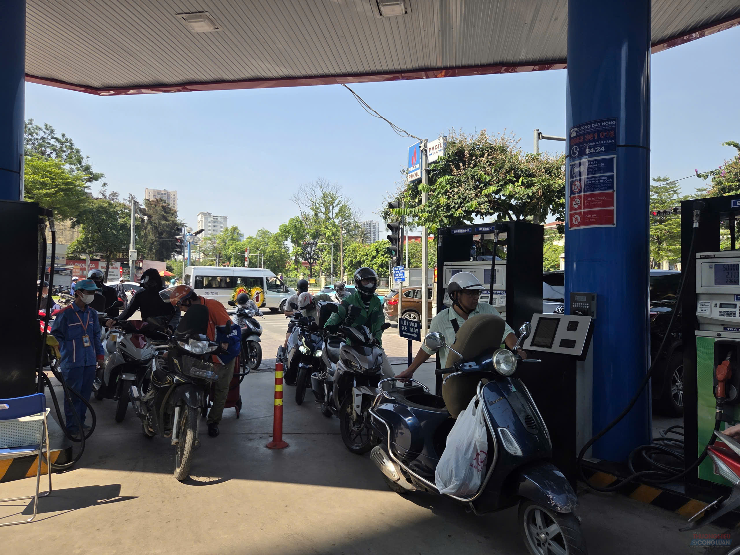 Tại các cây xăng Hà Nội, lượng khách đến đổ nhiên liệu không có sự thay đổi lớn so với những ngày trước Tại các cây xăng Hà Nội, lượng khách đến đổ nhiên liệu không có sự thay đổi lớn so với những ngày trước