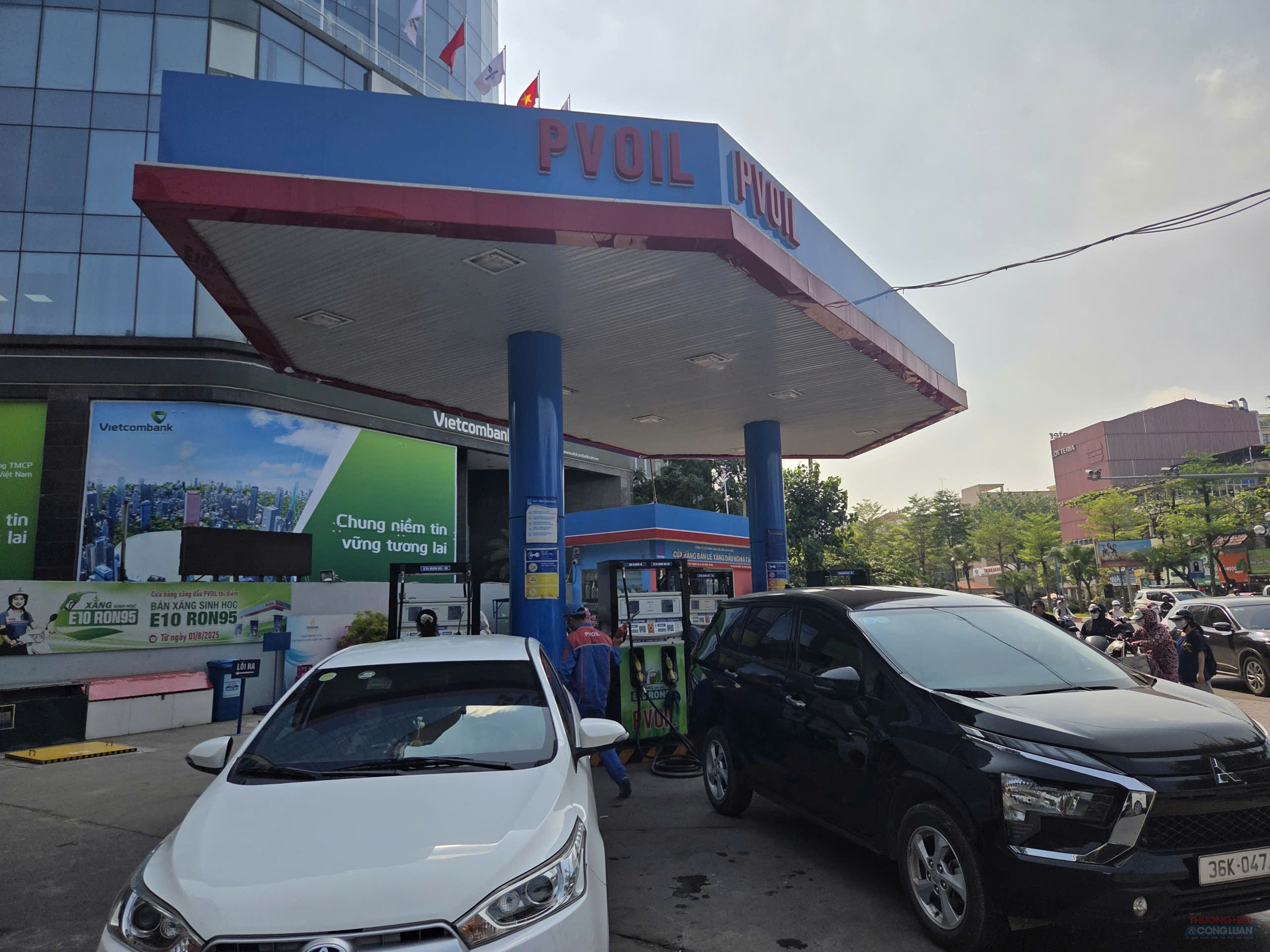 Tại cửa hàng xăng dầu Nghĩa Tân, số 148 Hoàng Quốc Việt (Hà Nội), nhiều người tiêu dùng cho biết, sẵn sàng sử dụng xăng E10 lâu dài. Tại cửa hàng xăng dầu Nghĩa Tân, số 148 Hoàng Quốc Việt (Hà Nội), nhiều người tiêu dùng cho biết, sẵn sàng sử dụng xăng E10 lâu dài.