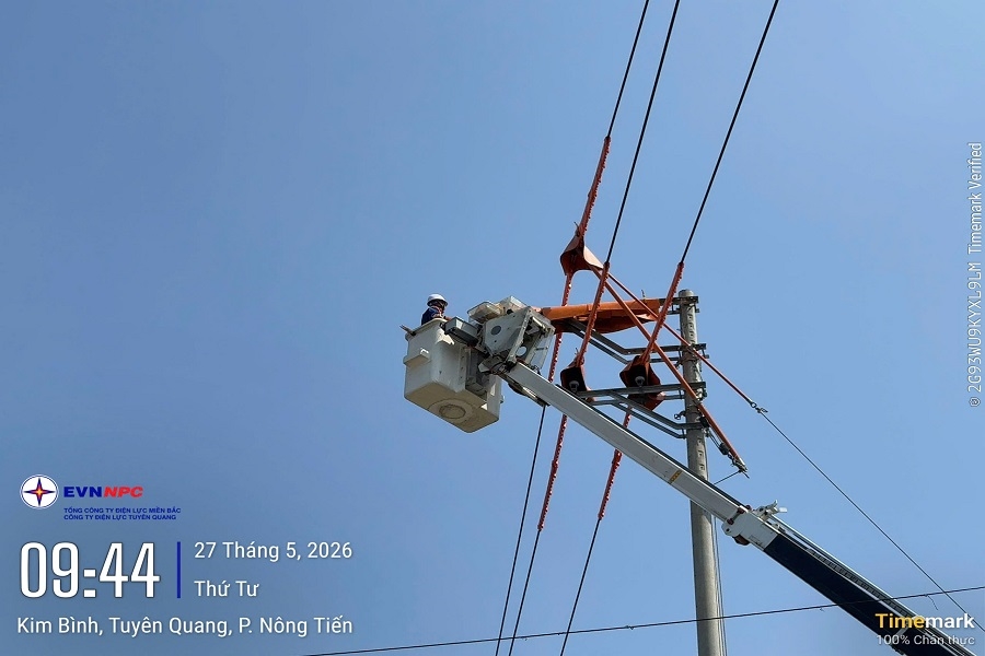 Đội sửa chữa Hotline Công ty Điện lực Tuyên Quang kiên cường bám lưới giữa cao điểm nắng nóng