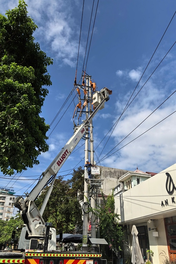 Nh&acirc;n vi&ecirc;n Đội Hotline l&agrave;m việc dưới thời tiết nắng n&oacute;ng cao điểm, nền nhiệt ngo&agrave;i trời thường xuy&ecirc;n vượt ngưỡng 40&deg;C