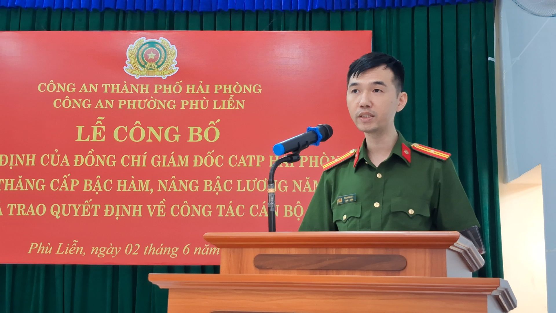 Đồng chí Thiếu tá Phạm Văn Bẩy – Tổ phó tổ Cảnh sát khu vực đại diện các cán bộ chiến sĩ được thăng cấp bậc hàm, nâng lương phát biểu tại buổi lễ. Đồng chí Thiếu tá Phạm Văn Bẩy – Tổ phó tổ Cảnh sát khu vực đại diện các cán bộ chiến sĩ được thăng cấp bậc hàm, nâng lương phát biểu tại buổi lễ.