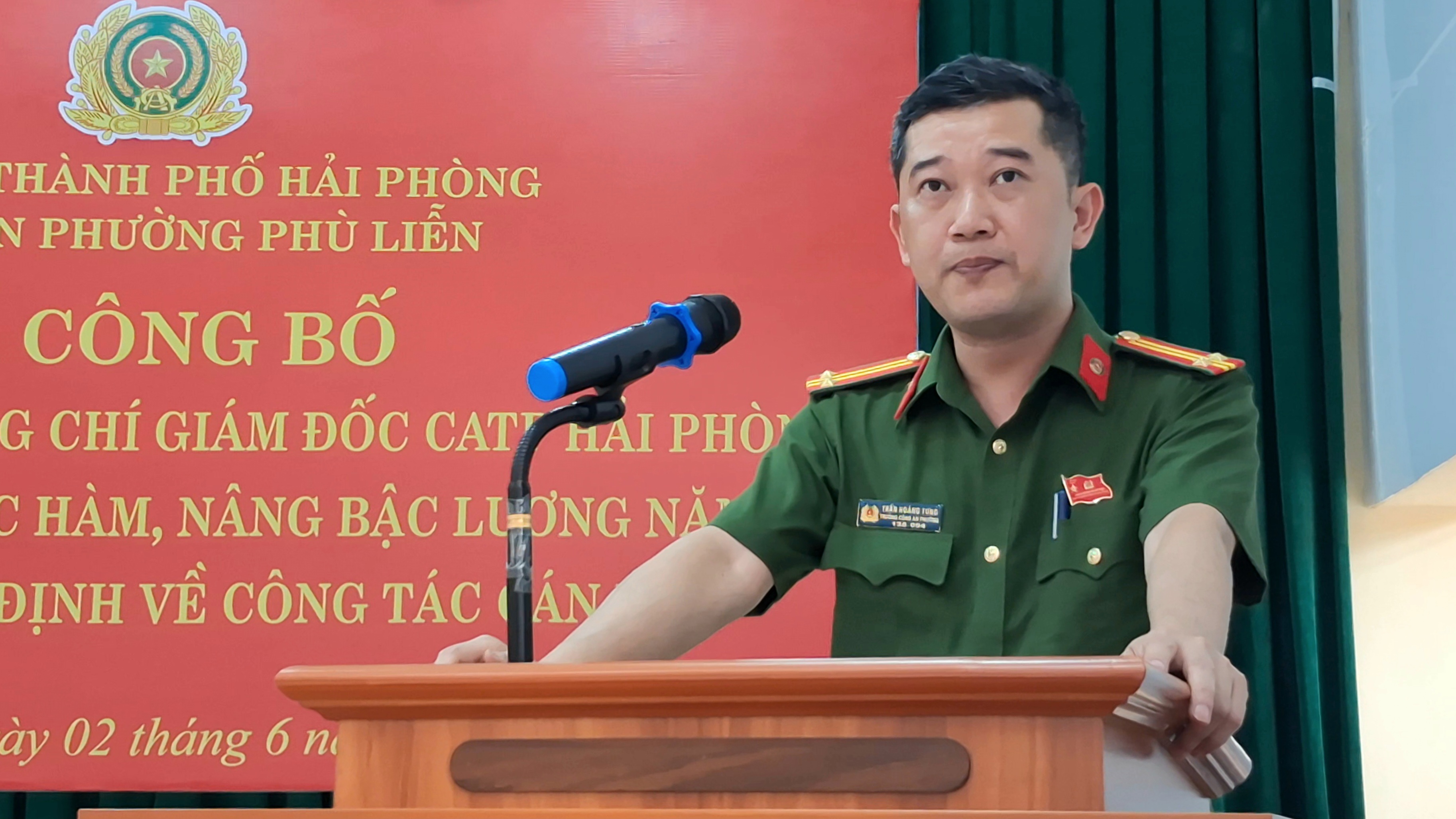 Đồng chí Trần Hoàng Tùng - Ủy viên Ban Thường vụ Đảng ủy, Trưởng Công an phường phát biểu chúc mừng các cán bộ chiến sĩ được thăng cấp bậc hàm, nâng lương, điều động. Đồng chí Trần Hoàng Tùng - Ủy viên Ban Thường vụ Đảng ủy, Trưởng Công an phường phát biểu chúc mừng các cán bộ chiến sĩ được thăng cấp bậc hàm, nâng lương, điều động.