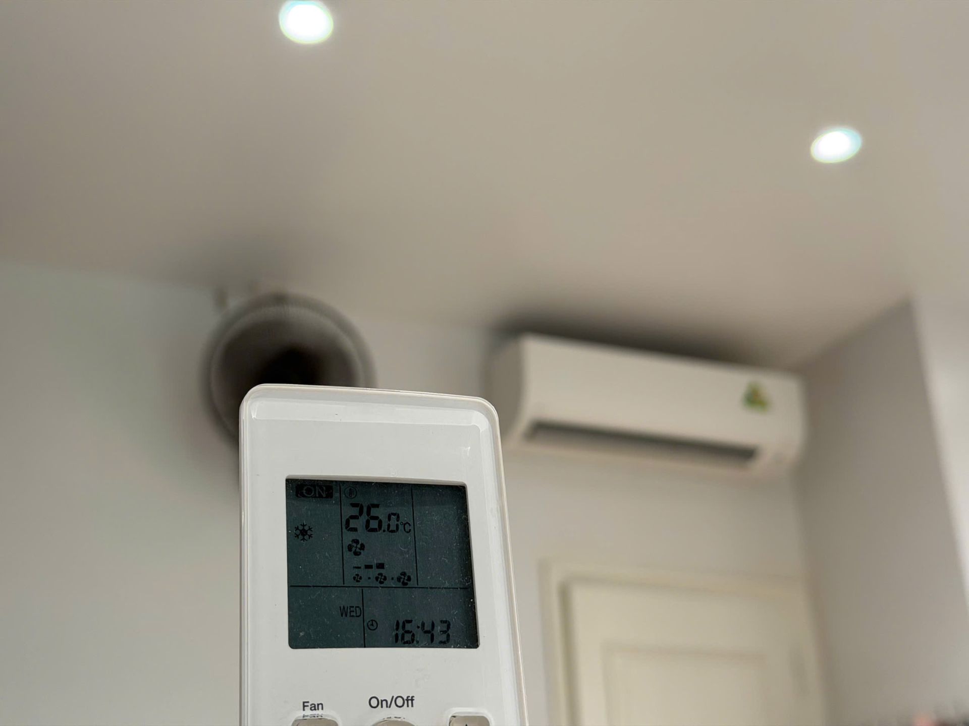 Người d&acirc;n được khuyến c&aacute;o sử dụng điều h&ograve;a từ 26 độ C trở l&ecirc;n kết hợp với quạt để tiết kiệm điện.