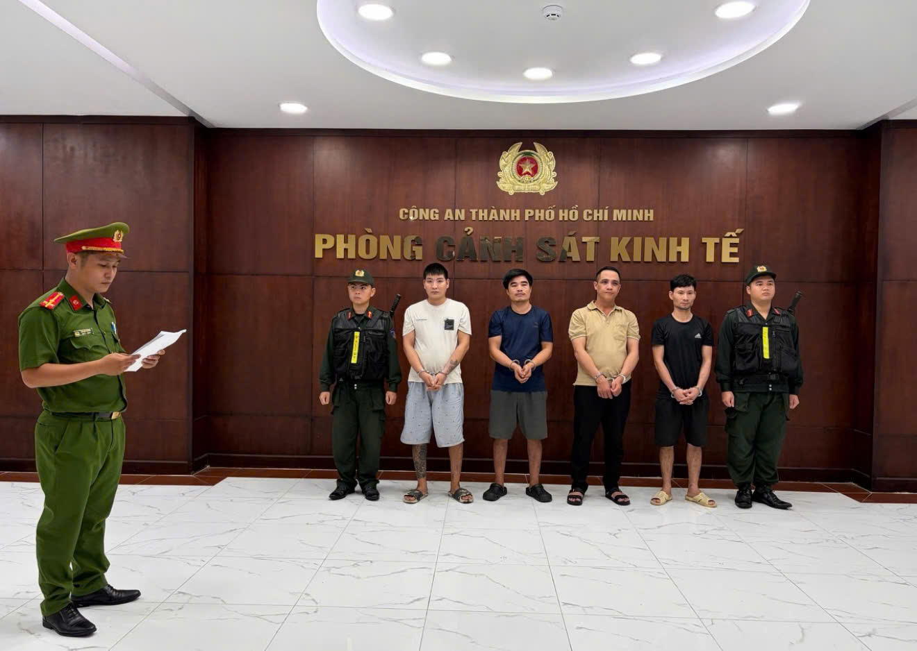 Lực lượng chức năng kiểm tra cơ sở sản xuất gi&aacute; đỗ c&oacute; sử dụng h&oacute;a chất cấm tr&ecirc;n địa b&agrave;n TP.HCM. (Ảnh: C&ocirc;ng an TP.HCM)