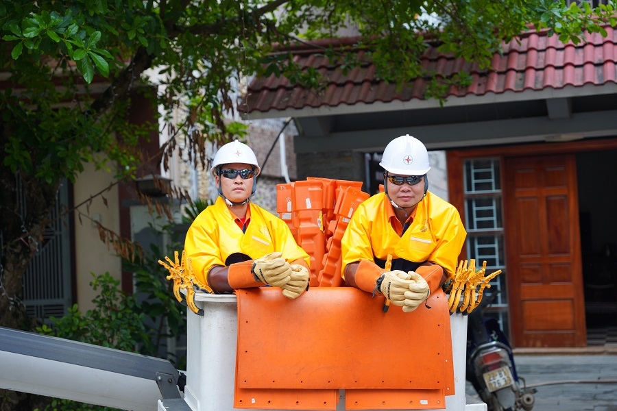 Trang phục bảo hộ lao động của c&aacute;c nh&acirc;n vi&ecirc;n Đội sửa chữa Hotline C&ocirc;ng ty Điện lực Tuy&ecirc;n Quang khi l&agrave;m việc tr&ecirc;n đường d&acirc;y 22kV