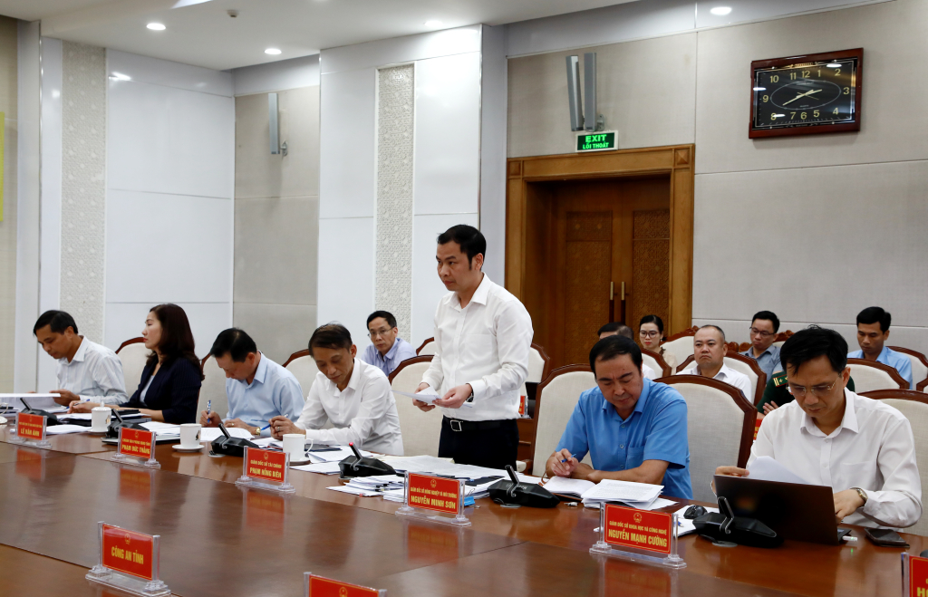 Gi&aacute;m đốc Sở T&agrave;i ch&iacute;nh Quảng Ninh Phạm Hồng Bi&ecirc;n, ph&aacute;t biểu tại phi&ecirc;n họp