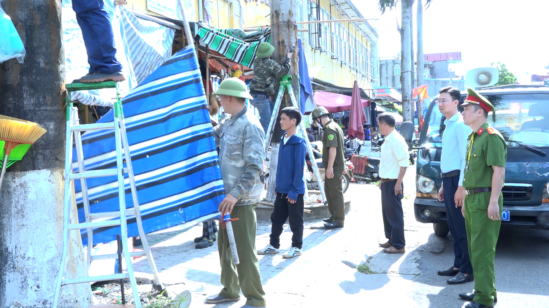Các lực lượng chức năng ra quân lập lại trật tự đô thị, trật tự đường hè, trật tự an toàn giao thông. Các lực lượng chức năng ra quân lập lại trật tự đô thị, trật tự đường hè, trật tự an toàn giao thông.