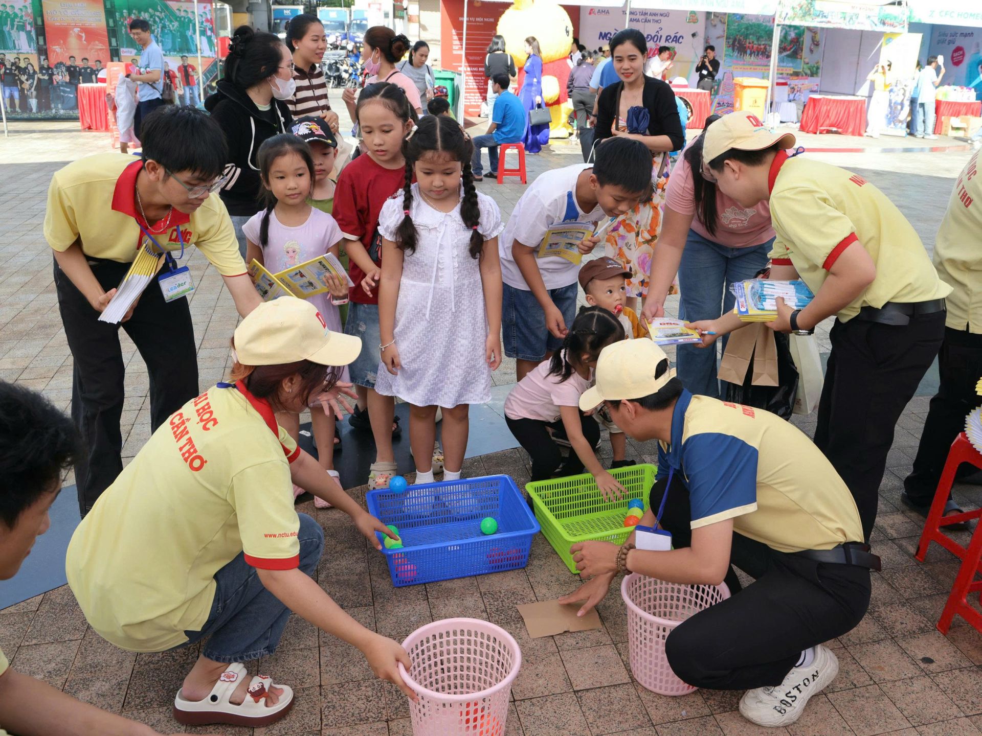 Các em học sinh tham gia các trò chơi vận động về bảo vệ môi trường Các em học sinh tham gia các trò chơi vận động về bảo vệ môi trường