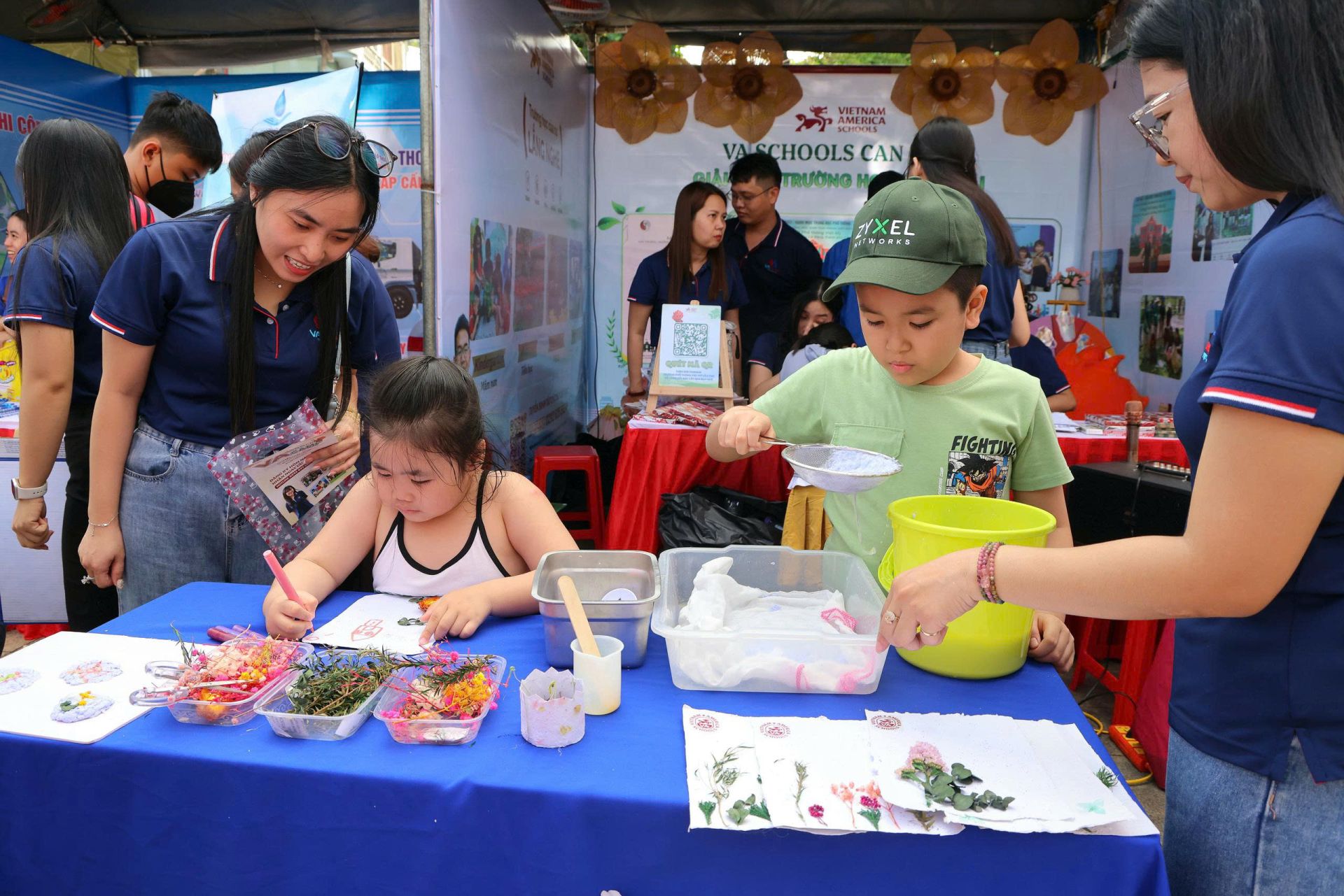 Các em học sinh tham gia cuộc thi “Vẽ tranh xanh” Các em học sinh tham gia cuộc thi “Vẽ tranh xanh”