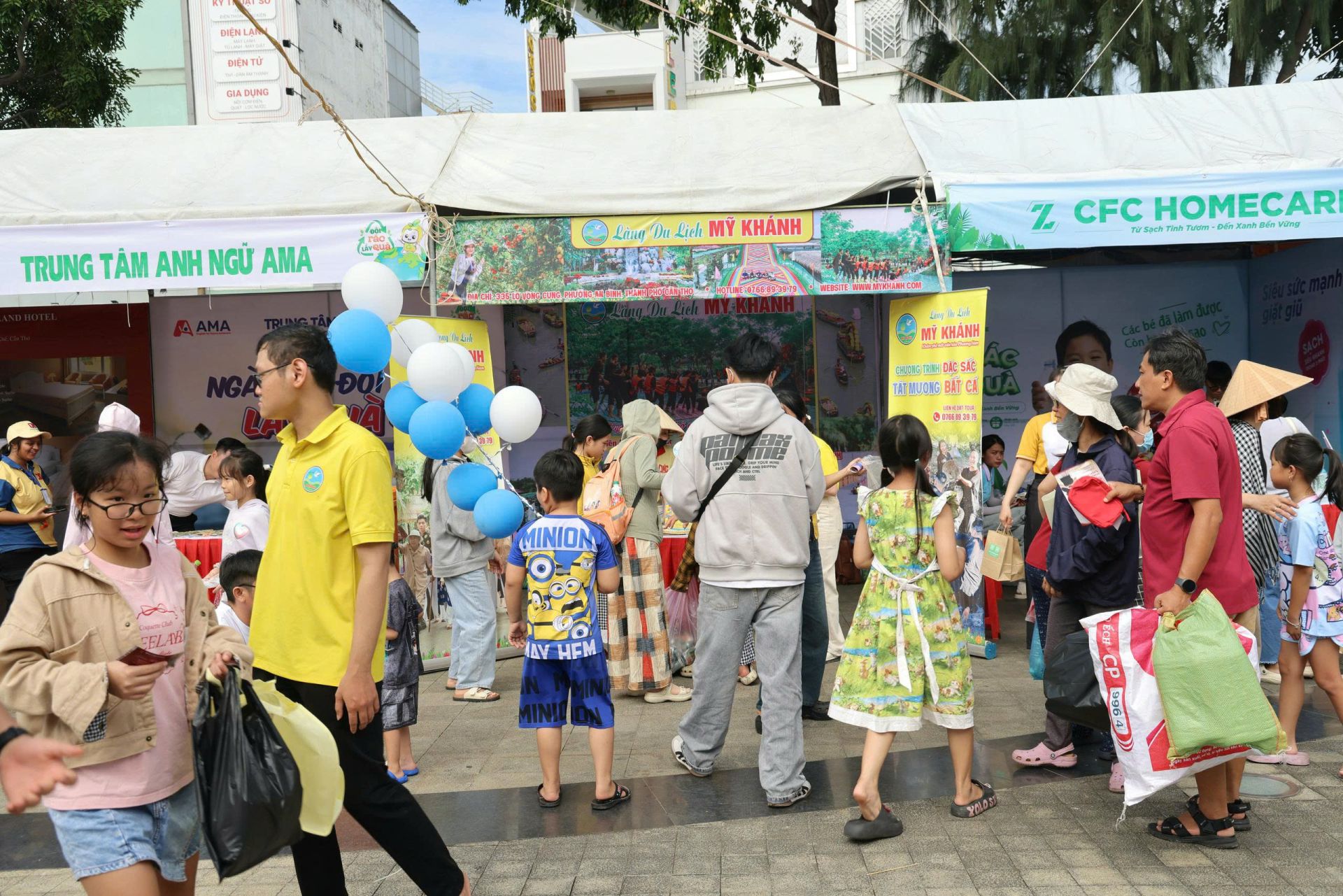 Đông đảo phụ huynh, học sinh tham gia chương trình “Đổi rác lấy quà”, chung tay lan tỏa lối sống xanh và ý thức bảo vệ môi trường Đông đảo phụ huynh, học sinh tham gia chương trình “Đổi rác lấy quà”, chung tay lan tỏa lối sống xanh và ý thức bảo vệ môi trường