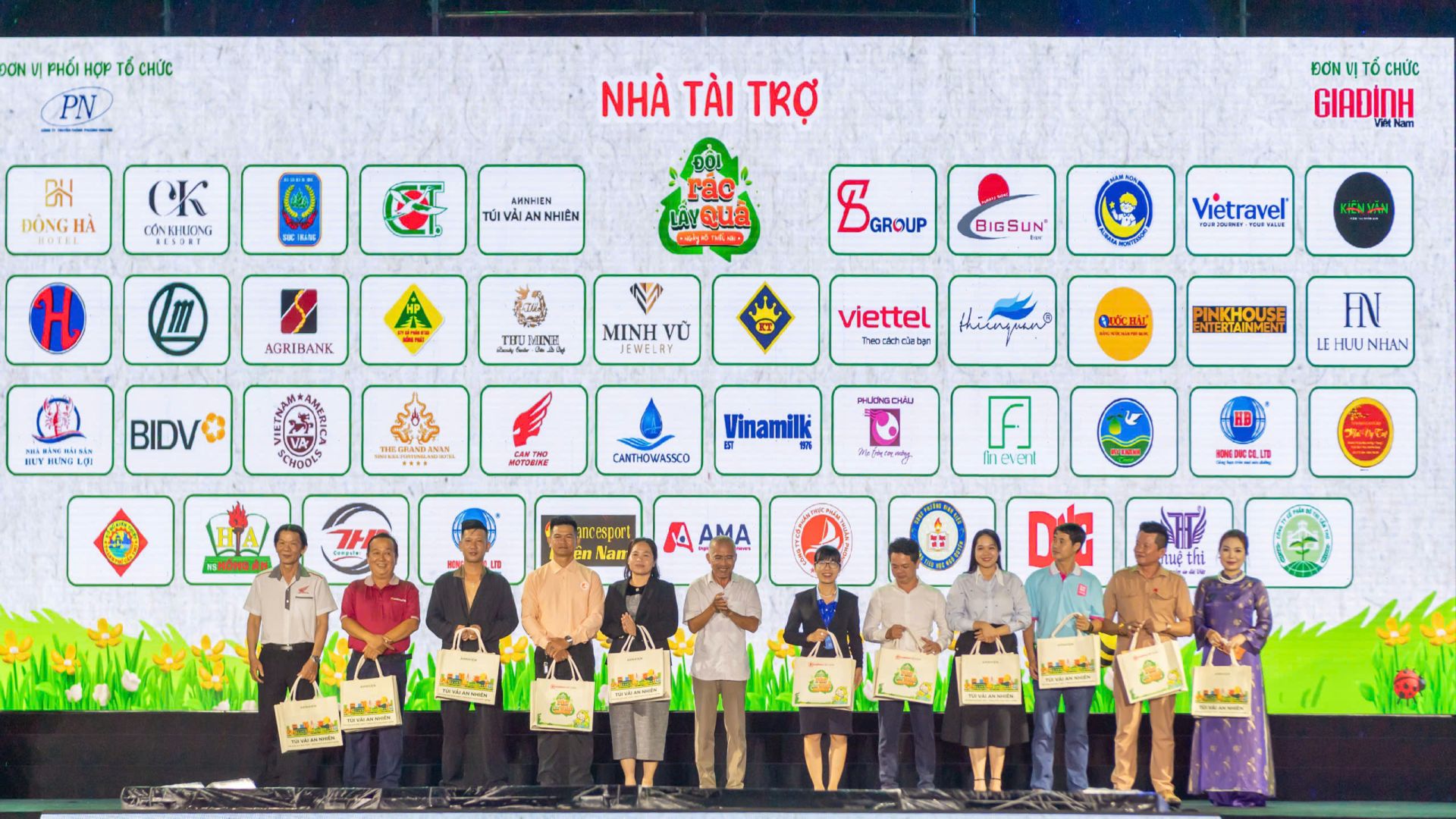 Agribank đồng hành lan tỏa lối sống xanh qua Chương trình “Đổi rác lấy quà” tại TP.Cần Thơ
