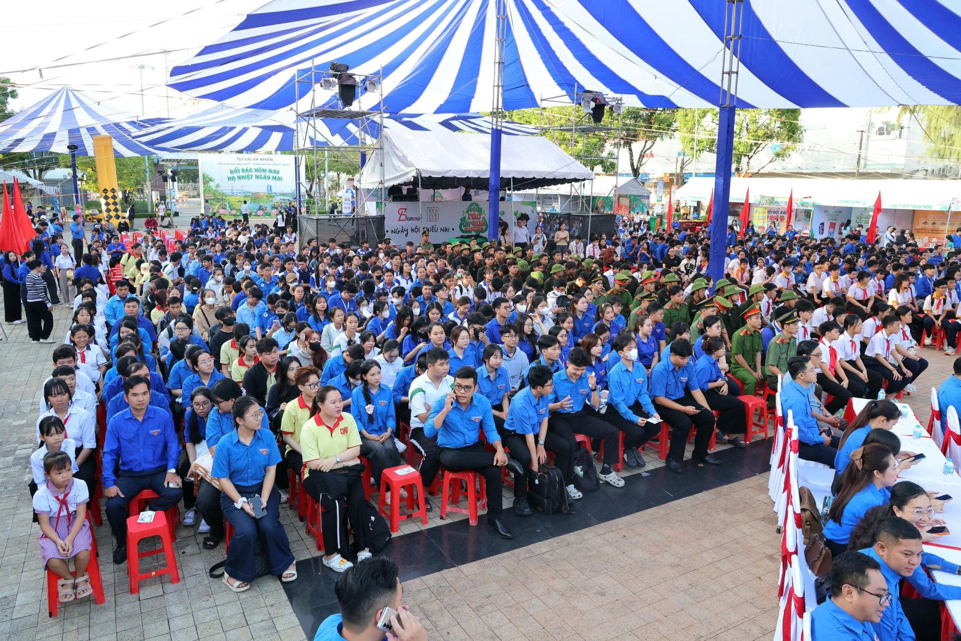 Quang cảnh Ngày hội “Thiếu nhi tham gia bảo vệ môi trường - Đổi rác lấy quà” lần thứ 6 với chủ đề “Đổi rác hôm nay - Hạ nhiệt ngày mai” Quang cảnh Ngày hội “Thiếu nhi tham gia bảo vệ môi trường - Đổi rác lấy quà” lần thứ 6 với chủ đề “Đổi rác hôm nay - Hạ nhiệt ngày mai”