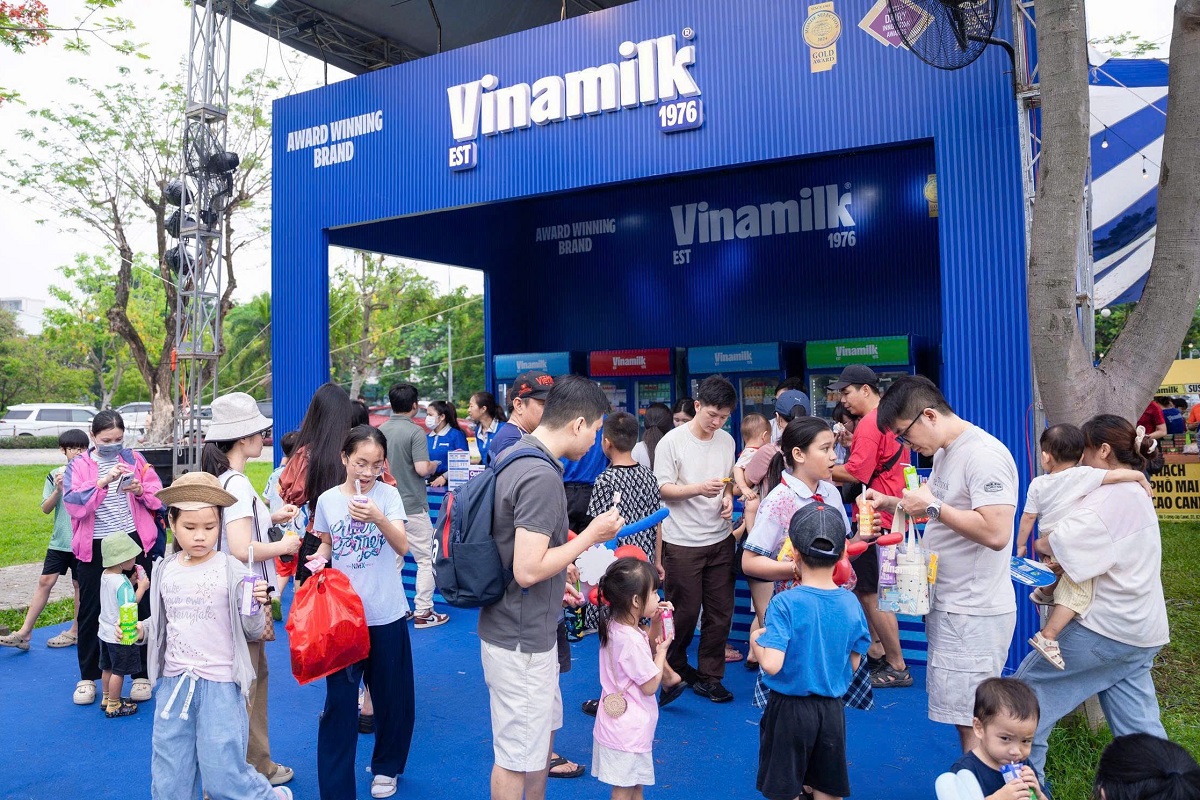 Nhiều gia đ&igrave;nh gh&eacute; thăm v&agrave; thưởng thức c&aacute;c sản phẩm dinh dưỡng Vinamilk tại kh&ocirc;ng gian trải nghiệm của thương hiệu quốc d&acirc;n n&agrave;y. Ảnh: Vi Nam.