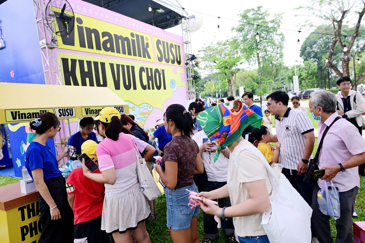 Khu vui chơi của Vinamilk với c&aacute;c tr&ograve; chơi th&uacute; vị v&agrave; những phần qu&agrave; đ&aacute;ng y&ecirc;u đặc biệt thu h&uacute;t phụ huynh v&agrave; c&aacute;c b&eacute;. Ảnh: Vi Nam