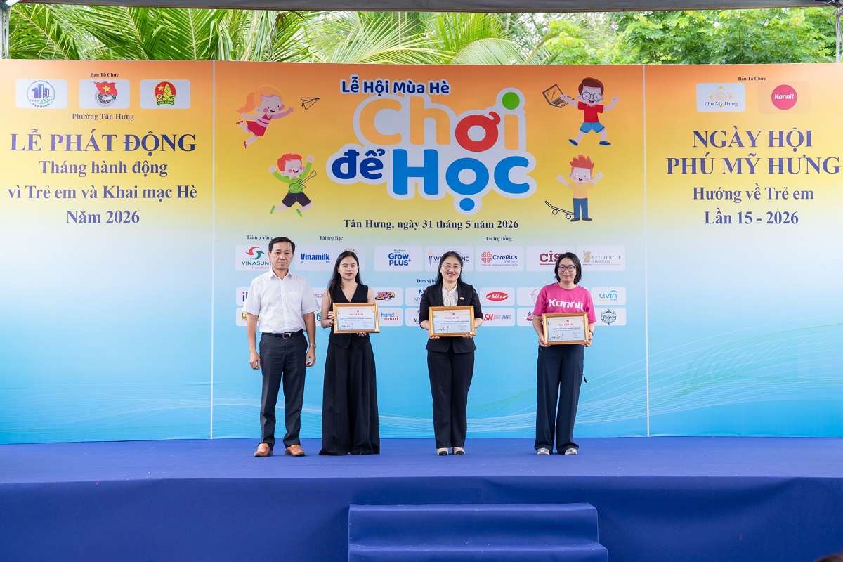 B&agrave; L&ecirc; Thị Tr&acirc;m Anh, Trưởng Bộ phận Truyền th&ocirc;ng Marketing Vinamilk (thứ 2 từ tr&aacute;i qua), nhận kỷ niệm chương của chương tr&igrave;nh. Ảnh: Vi Nam