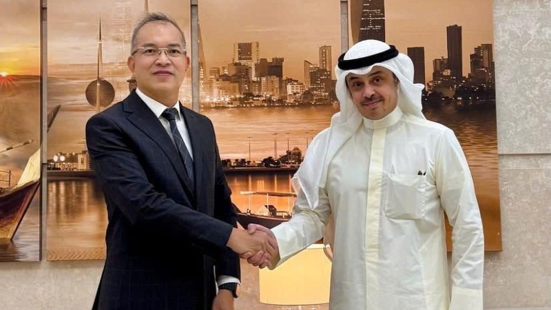 Đại sứ Nguyễn Đức Thắng v&agrave; &ocirc;ng Nawaf Abdullatif Sulaiman Al-Ahmad, Trợ l&yacute; Bộ trưởng Ngoại giao Kuwait phụ tr&aacute;ch ch&acirc;u &Aacute;. (Ảnh do Đại sứ qu&aacute;n Việt Nam tại Kuwait cung cấp)