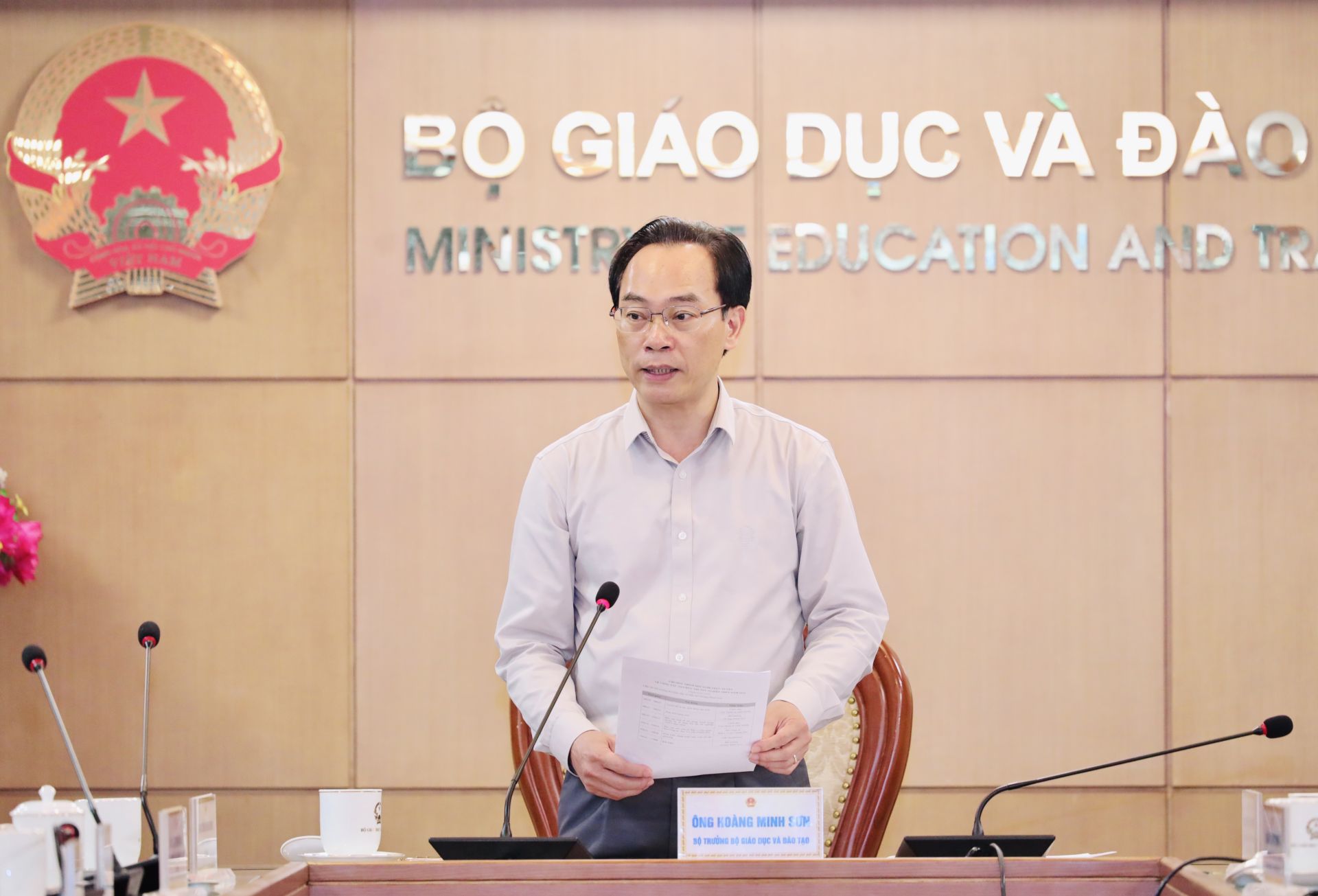 Bộ trưởng Bộ Gi&aacute;o dục v&agrave; Đ&agrave;o tạo Ho&agrave;ng Minh Sơn chủ tr&igrave; hội nghị.