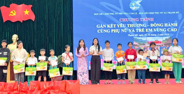 Đà Nẵng trao quà cho trẻ mồ côi, có hoàn cảnh khó khăn nhân ngày Quốc tế Thiếu nhi 1/6. Đà Nẵng trao quà cho trẻ mồ côi, có hoàn cảnh khó khăn nhân ngày Quốc tế Thiếu nhi 1/6.