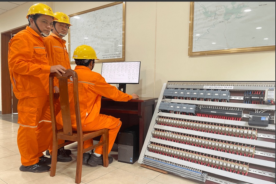 C&aacute;n bộ, c&ocirc;ng nh&acirc;n vi&ecirc;n thực h&agrave;nh tr&ecirc;n Hệ thống m&ocirc; phỏng trạm ph&acirc;n phối 220/110kV Đại Ninh.