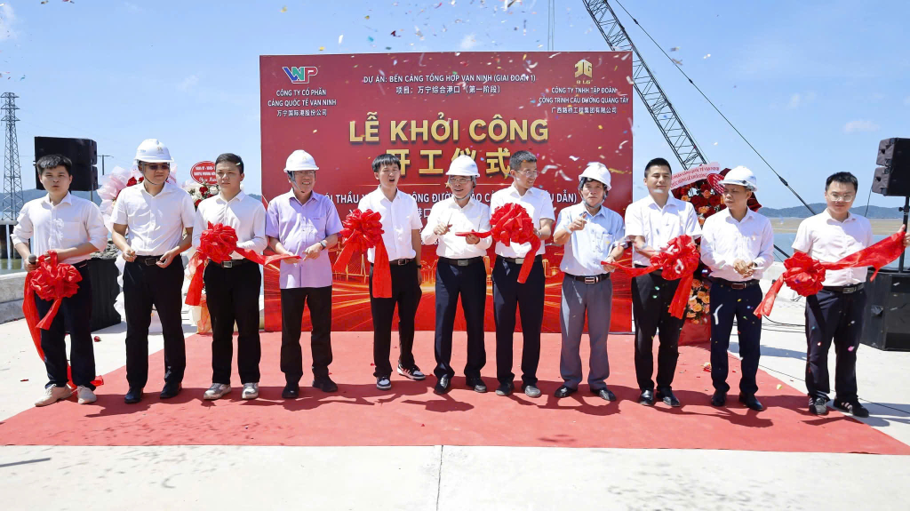 Khởi công phần cầu đường vào Cảng Vạn Ninh