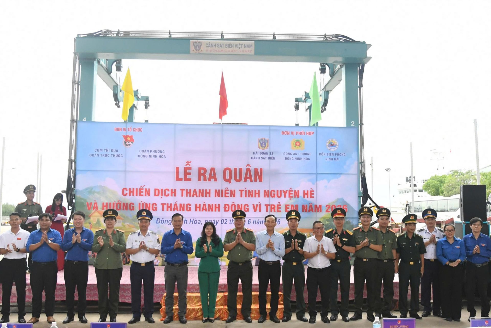 Đại biểu chụp h&igrave;nh lưu niệm