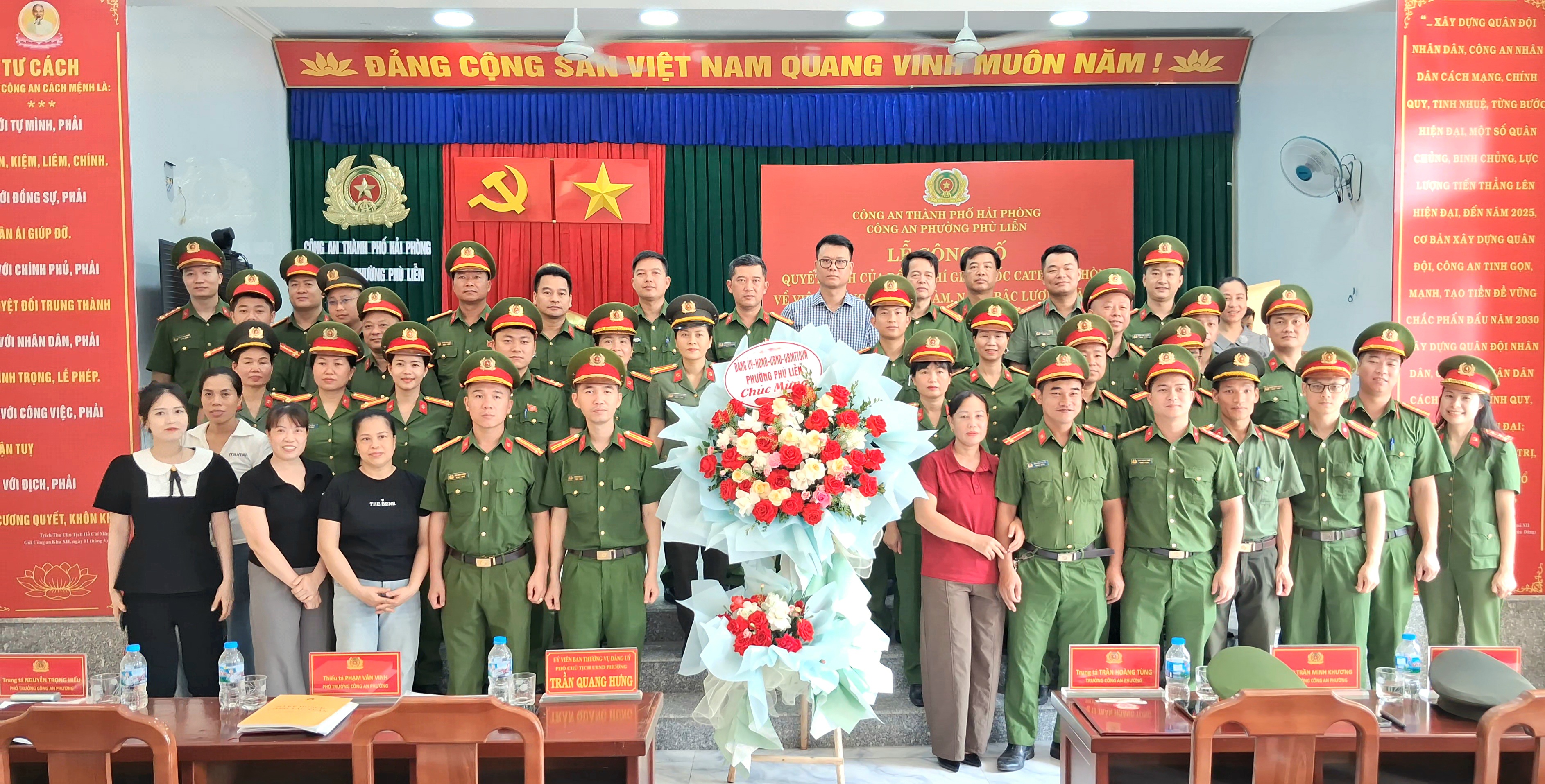 Công an phường Phù Liễn công bố quyết định thăng cấp bậc hàm, nâng lương và công tác cán bộ năm 2026