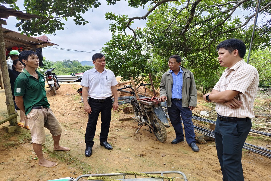 L&atilde;nh đạo UBND x&atilde; C&aacute;t Ti&ecirc;n 2 xuống cơ sở, lắng nghe &yacute; kiến người d&acirc;n.