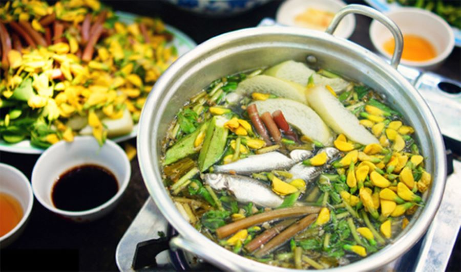 Khẩu vị của m&oacute;n lẩu n&agrave;y khiến ai cũng phải gật g&ugrave; h&agrave;i l&ograve;ng. Nước d&ugrave;ng chua thanh nhẹ nh&agrave;ng từ me v&agrave; thơm, xen lẫn vị ngọt tự nhi&ecirc;n từ thịt c&aacute; linh non c&ugrave;ng ch&uacute;t đậm đ&agrave; của nước mắm.
