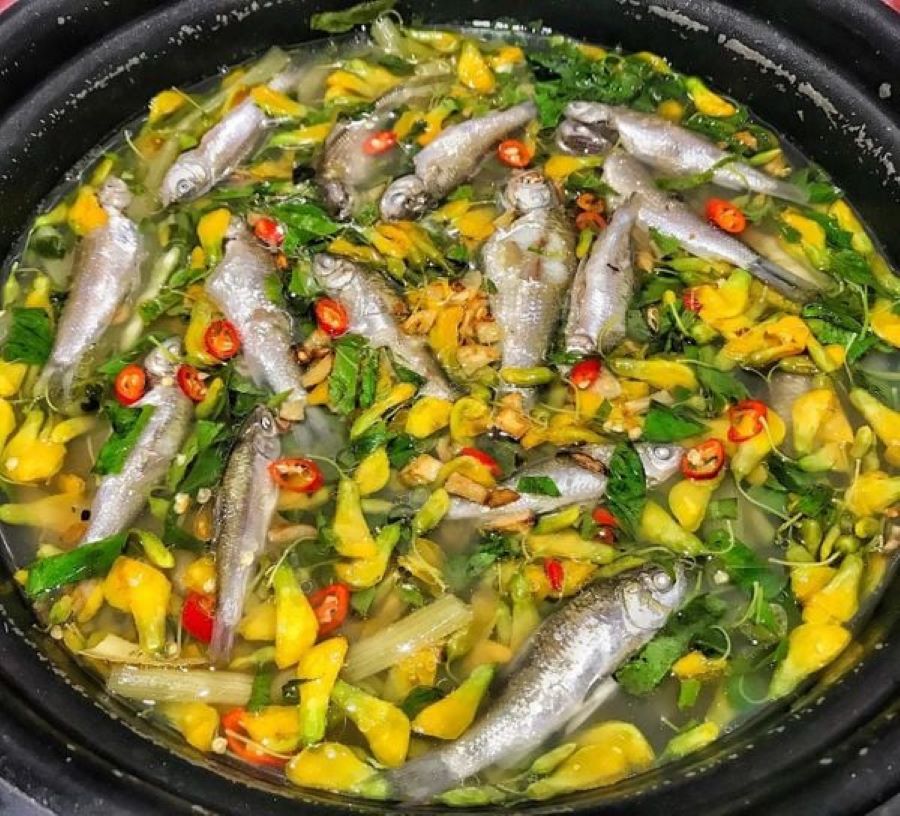 Lẩu chua cá linh bông điên điển – Hương vị dân dã từ mùa nước nổi miền Tây