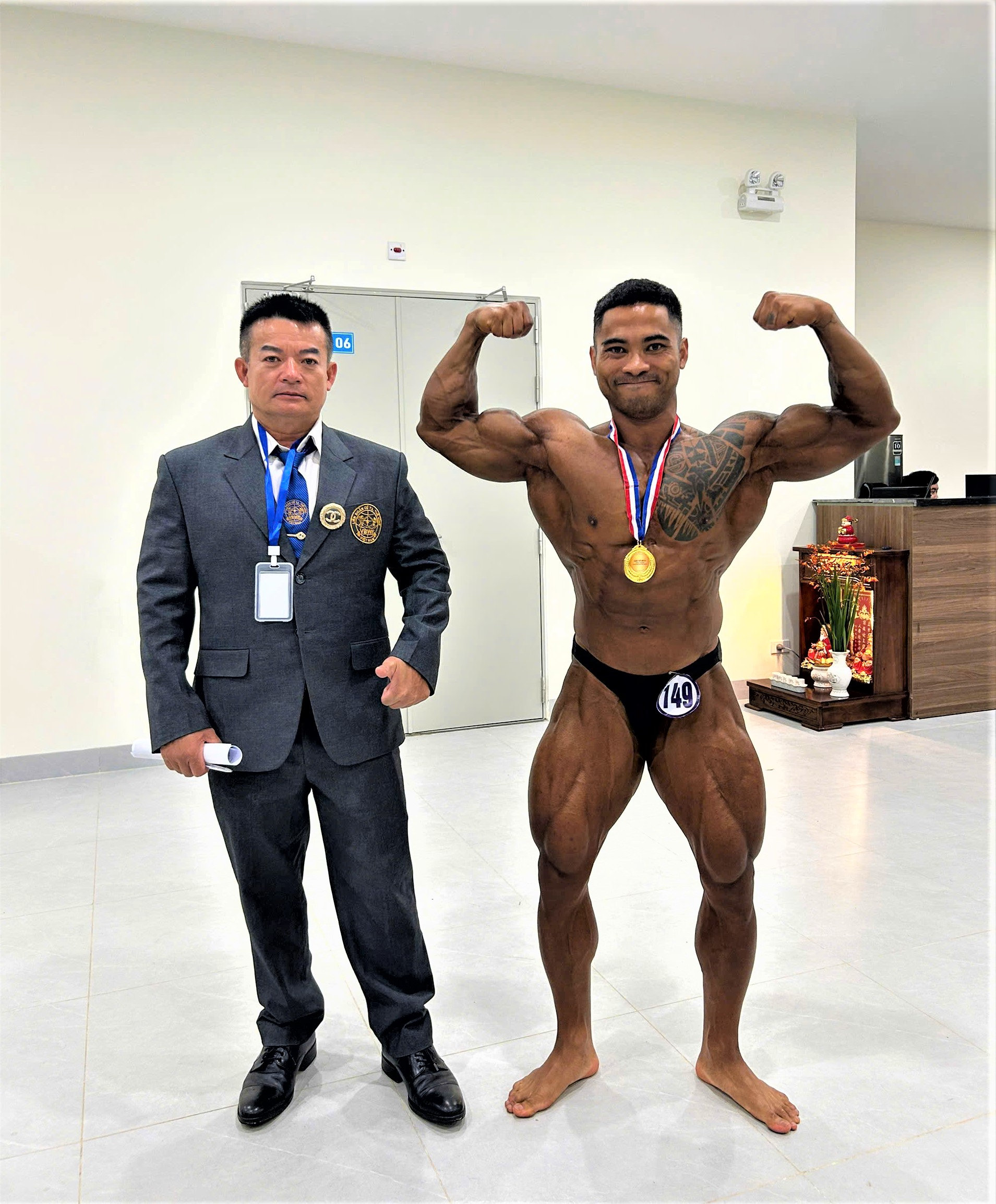 Lực sĩ Ya Lý và ông Phù Tường Linh, HLV trưởng đội tuyển Thể hình và Fitness Lâm Đồng. Lực sĩ Ya Lý và ông Phù Tường Linh, HLV trưởng đội tuyển Thể hình và Fitness Lâm Đồng.