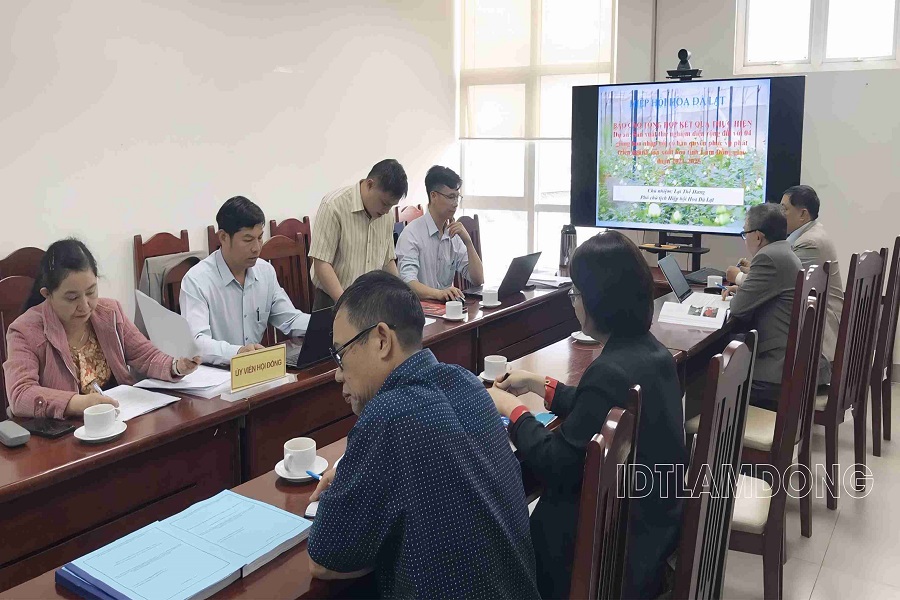 Hội đồng do TS. Nguyễn Thế Nhuận, Gi&aacute;m đốc Trung t&acirc;m Nghi&ecirc;n cứu Khoai t&acirc;y, Rau v&agrave; Hoa l&agrave;m Chủ tịch, c&ugrave;ng sự tham dự của c&aacute;c th&agrave;nh vi&ecirc;n hội đồng v&agrave; đại diện c&aacute;c doanh nghiệp sản xuất - kinh doanh hoa tr&ecirc;n địa b&agrave;n tỉnh.
