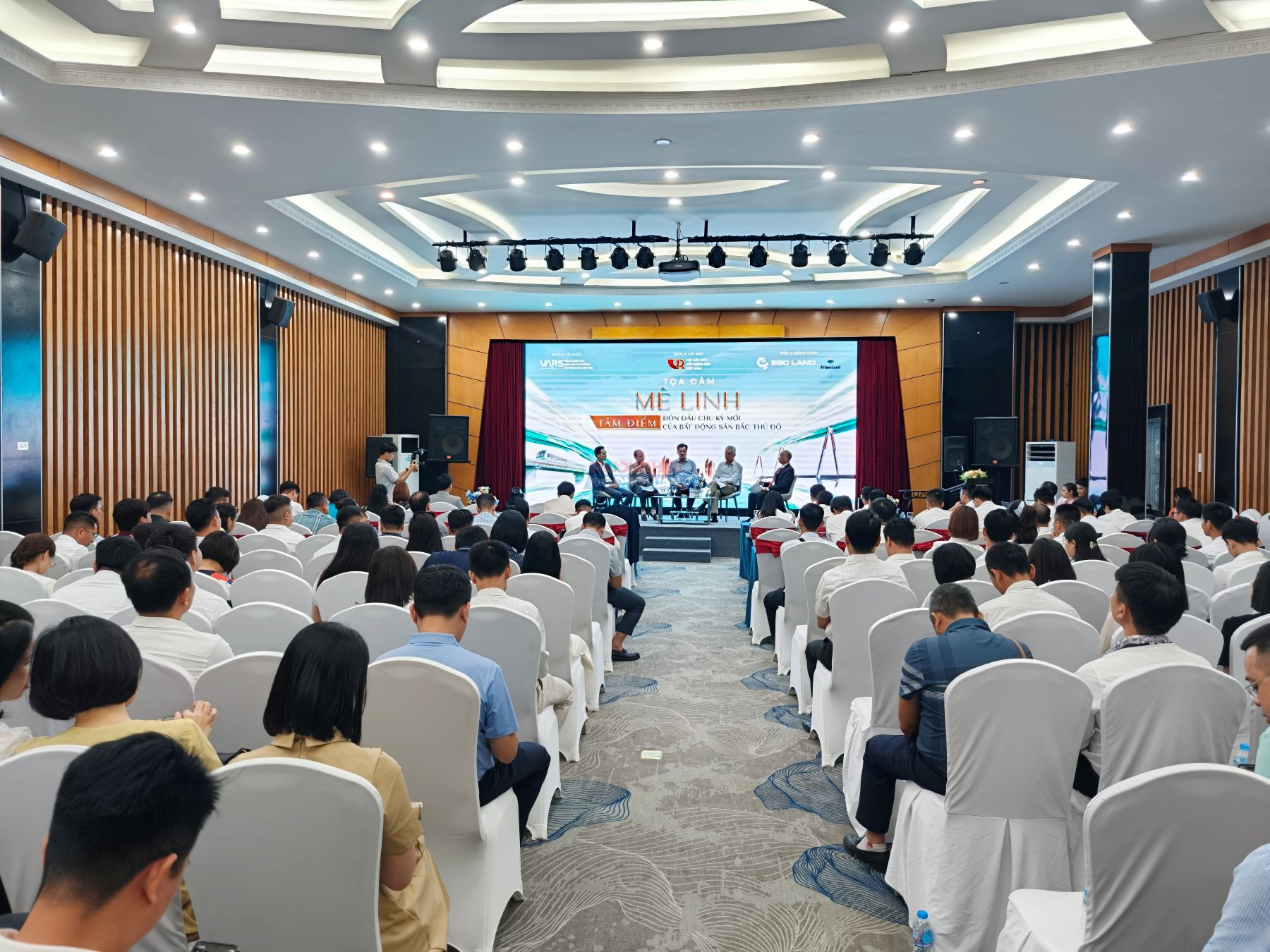 Toàn cảnh Toàn cảnh