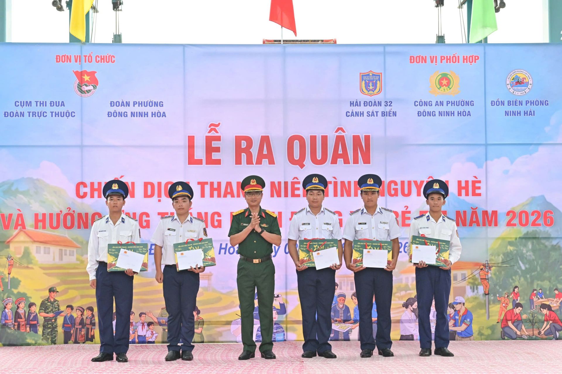 Tặng qu&agrave; cho c&aacute;n bộ, chiến sĩ Hải đo&agrave;n 32 c&oacute; ho&agrave;n cảnh gia đ&igrave;nh kh&oacute; khăn