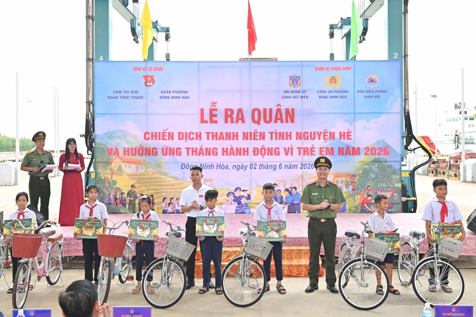 Tặng xe đạp cho học sinh c&oacute; ho&agrave;n cảnh kh&oacute; khăn, vươn l&ecirc;n học giỏi