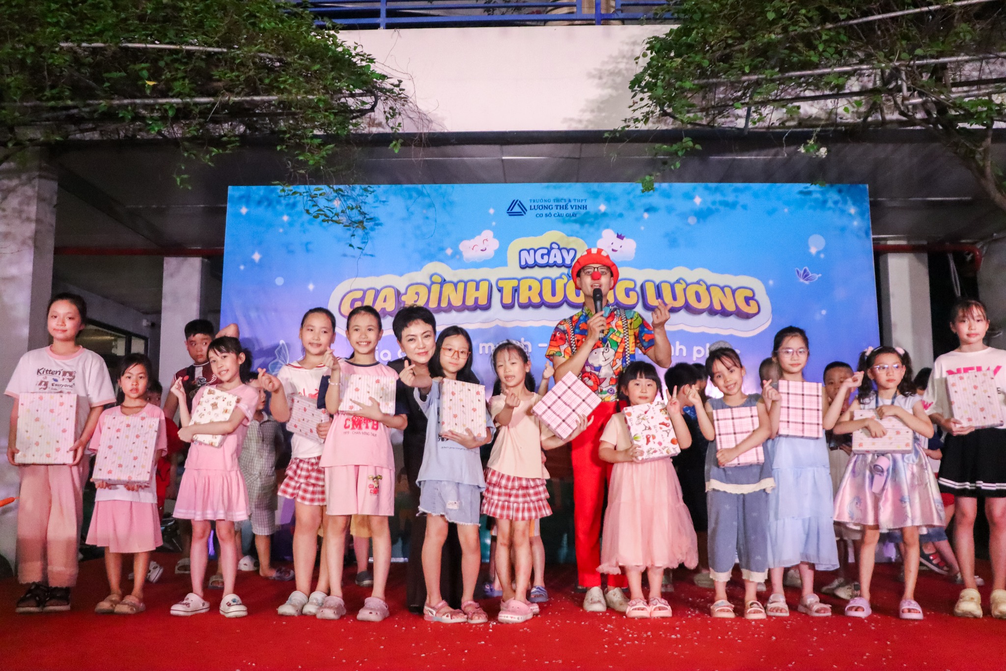 Niềm vui của các bạn nhỏ dưới mái nhà Lương Thế Vinh Niềm vui của các bạn nhỏ dưới mái nhà Lương Thế Vinh