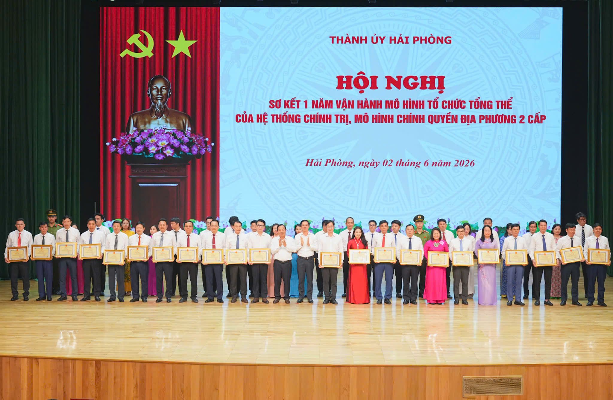 C&aacute;c tập thể, c&aacute; nh&acirc;n được khen thưởng.