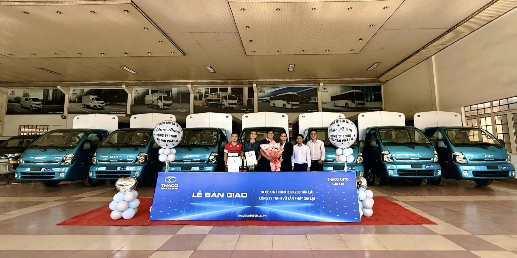 L&ecirc;̃ bàn giao l&ocirc; xe KIA Frontier K200 tập l&aacute;i cho khách hàng