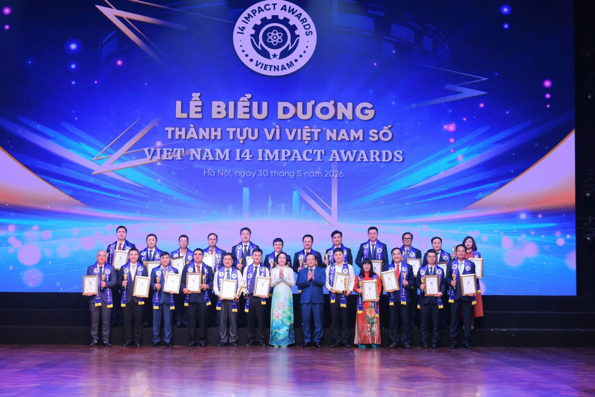 Đồng chí Nguyễn Thị Thanh, Ủy viên Ban Chấp hành Trung ương Đảng, Phó Chủ tịch Quốc hội cùng đồng chí Nguyễn Đức Hiển, Phó Trưởng Ban Chính sách, chiến lược Trung ương trao Giấy chứng nhận và Biểu trưng Thành tựu vì Việt Nam Số cho các địa phương, cá nhân, doanh nghiệp. Đồng chí Nguyễn Thị Thanh, Ủy viên Ban Chấp hành Trung ương Đảng, Phó Chủ tịch Quốc hội cùng đồng chí Nguyễn Đức Hiển, Phó Trưởng Ban Chính sách, chiến lược Trung ương trao Giấy chứng nhận và Biểu trưng Thành tựu vì Việt Nam Số cho các địa phương, cá nhân, doanh nghiệp.