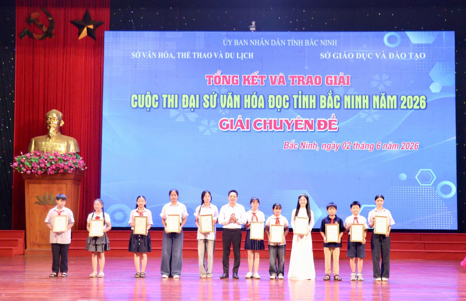 12 thi sinh có bài thi sáng tạo được Ban Tổ chức trao giải chuyên đề 12 thi sinh có bài thi sáng tạo được Ban Tổ chức trao giải chuyên đề