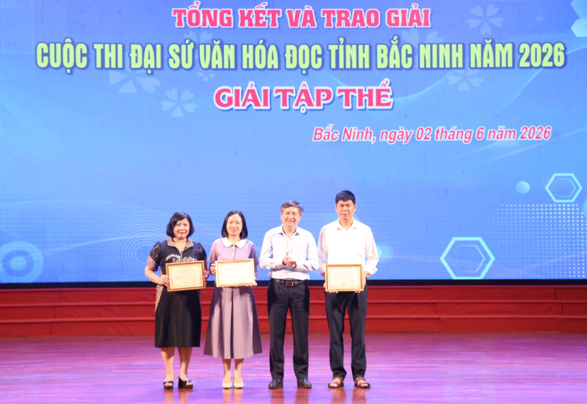 Ban tổ chức trao giải tập thể cho các đơn vị điển hình Ban tổ chức trao giải tập thể cho các đơn vị điển hình