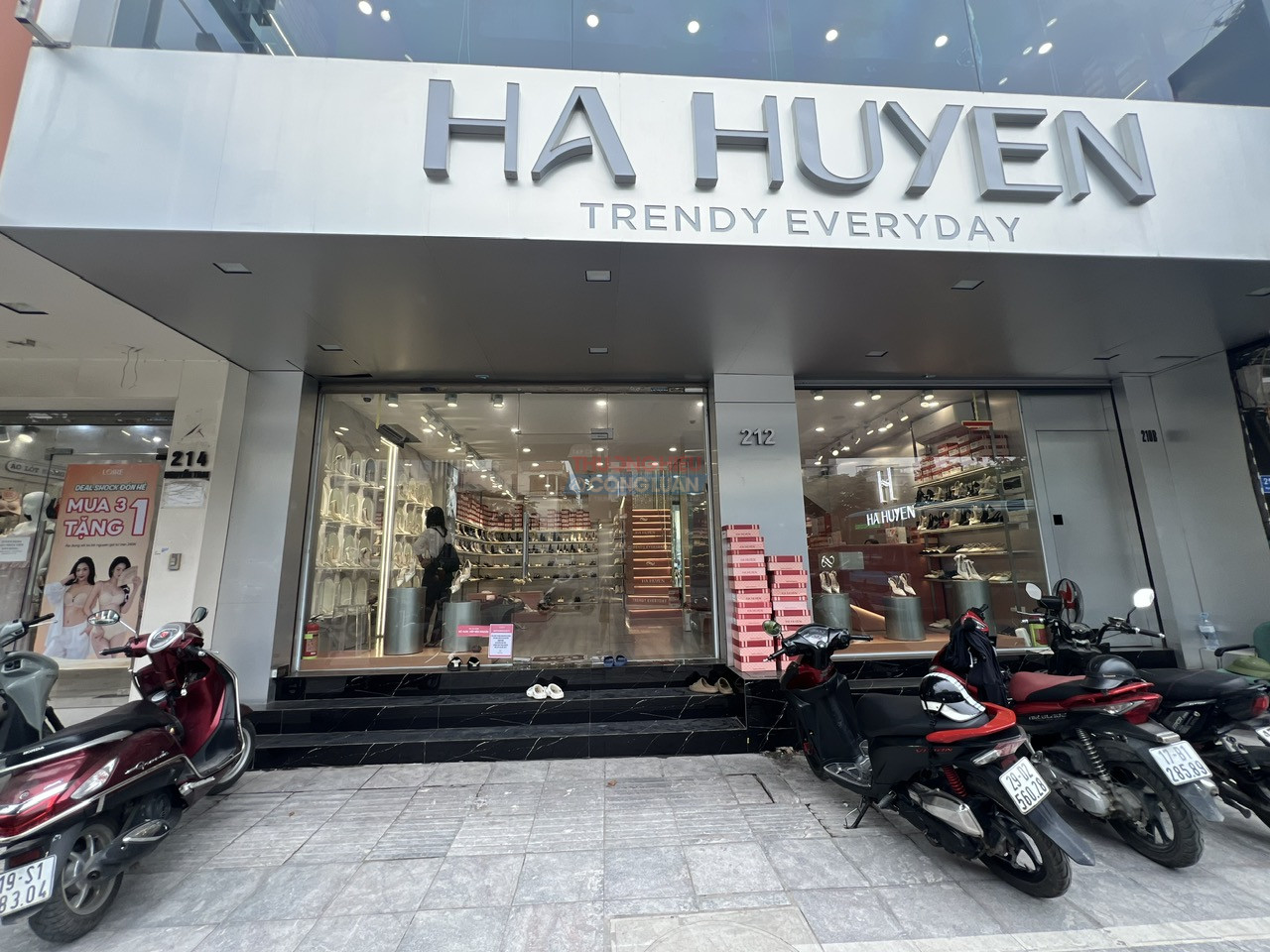 Hà Nội: Hệ thống cửa hàng giày dép Hà Huyền bày bán nhiều sản phẩm không tem nhãn phụ Tiếng Việt