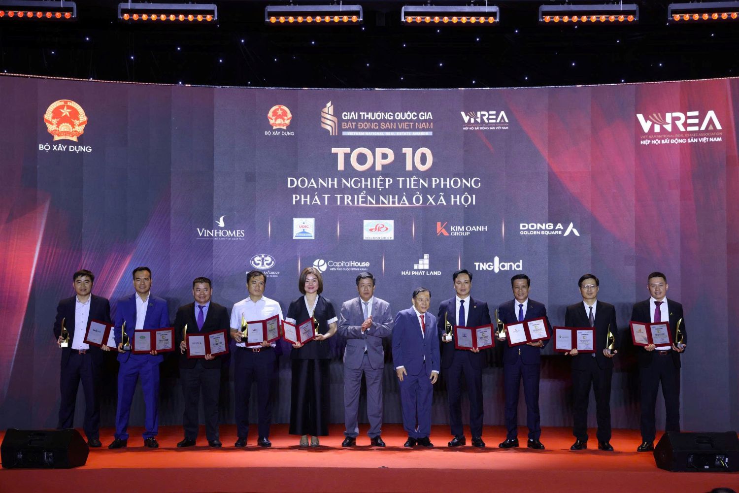 Top 10 doanh nghiệp ti&ecirc;n phong ph&aacute;t triển nh&agrave; ở x&atilde; hội