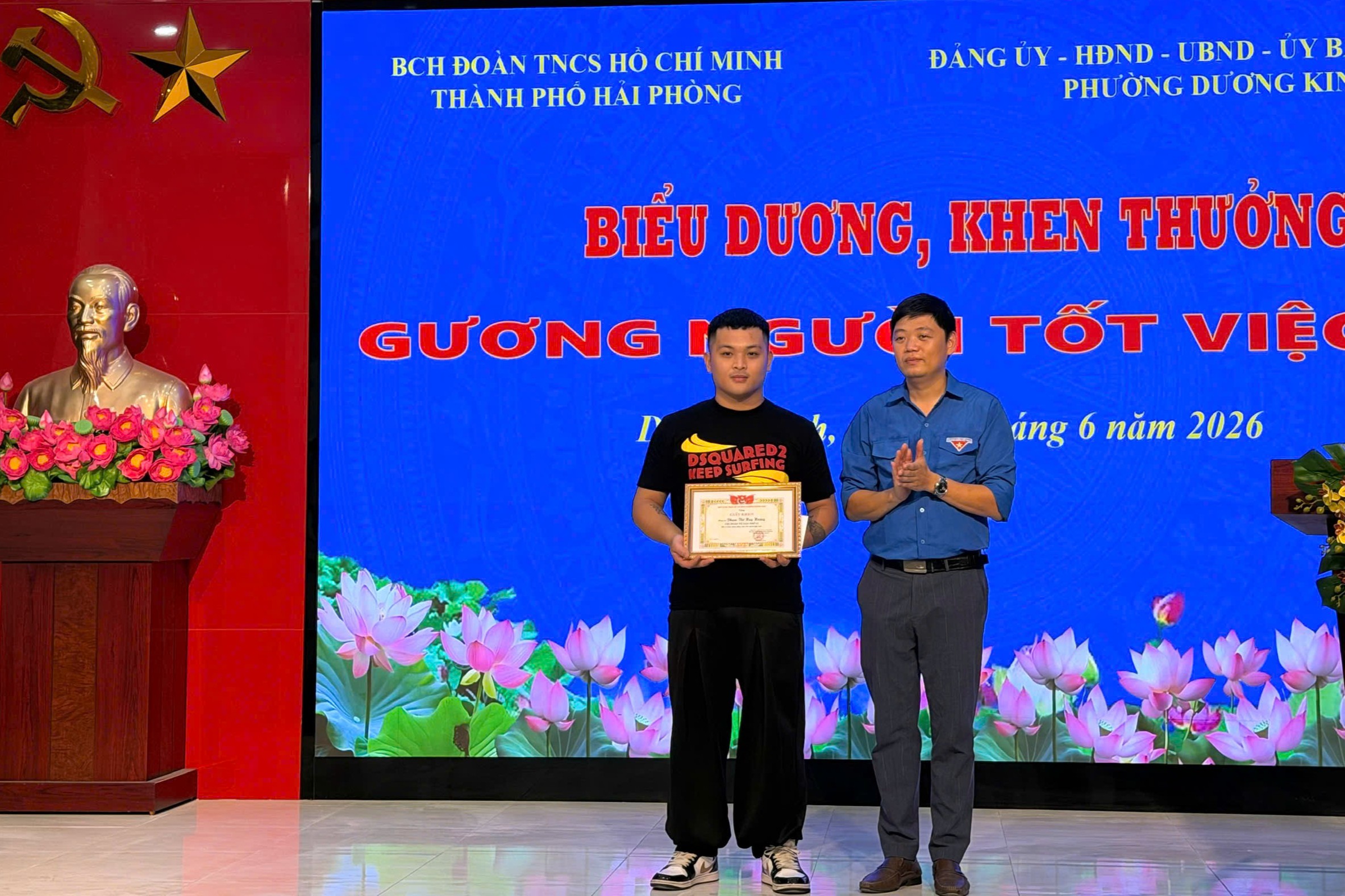 Đo&agrave;n Thanh ni&ecirc;n phường trao Giấy khen.