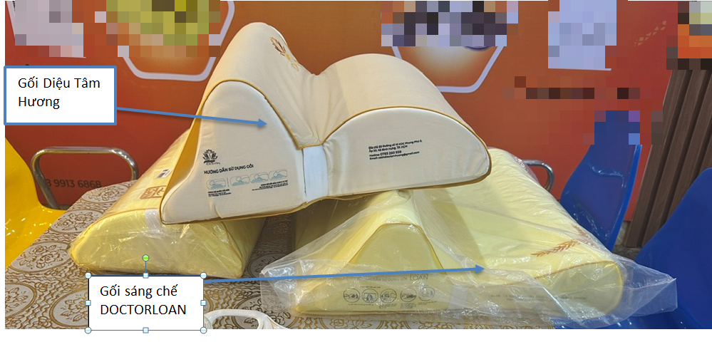 Gối cổ do C&ocirc;ng ty Gia Th&aacute;i Doctor Loan s&aacute;ng chế m&agrave;u v&agrave;ng đậm (ph&iacute;a dưới) v&agrave; Gối Diệu T&acirc;m Hương (ở tr&ecirc;n) c&oacute; kiểu d&aacute;ng rất giống nhau.