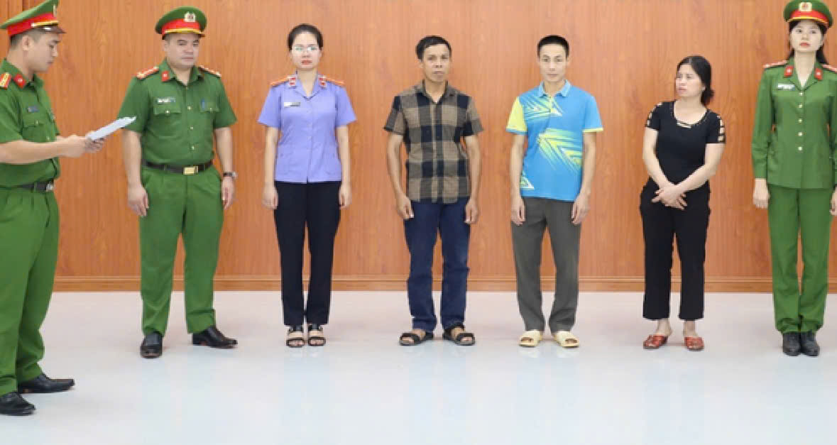 Lực lượng chức năng kiểm tra cơ sở sản xuất gi&aacute; đỗ của đối tượng L&ecirc; Thị Hoan. (Ảnh: Bộ C&ocirc;ng an)